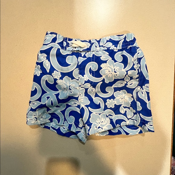 Boys 12 months swim bundle (8 pieces) rash guards and trunks - Picture 5 of 9